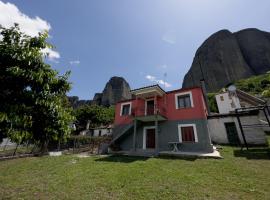 Fani's House Under Meteora, отель в городе Кастракион