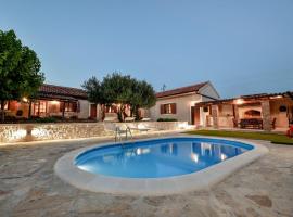 Luxury Villa Foxy Residence with private pool, jacuzzi and sauna, casa de campo em Lisičići