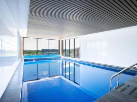 Lux 2 Bed 2 Bath Apartment in the Heart of Dickson, Canberra, hotel with pools in Canberra