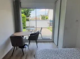 Studio calme dans villa habitée, parking privé et gratuit