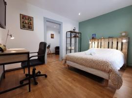 Cosy room - centre ville - 2 pers: Sarreguemines şehrinde bir otel