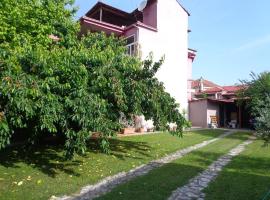 Country House with fireplace, hotel con estacionamiento en Palaiomonástiron