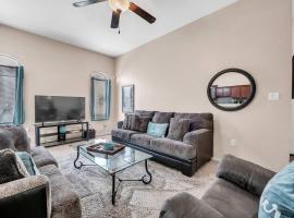 Comfy Classy Home, Close To Everything, holiday home in El Paso