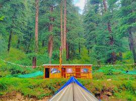 Shanti People Huts & Camp, chalet i Kasol