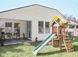 Clearwater Bohemian Escape - 7 min to the Beach, BBQ Grill, Playground, hotel sa Clearwater