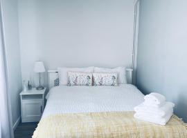 Small Doble, Shared House