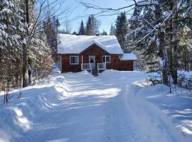 Chalet Rivière - Cozy - Bord de rivière - Petit déjeuner bio - Romantique, гостиница в городе Сент-Алексис-де-Мон