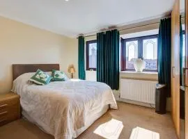 Serene Family Escape - Spacious, Near Thorpe Bay and Southend, Beaches & Amenities