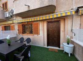 Sunny Villa Few Minutes Walk from beach, hotel in Arenales del Sol