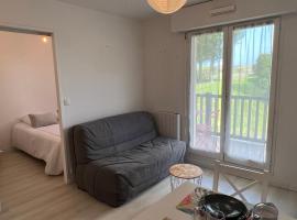 Appartement 2 pièces en rez-de-chaussée dans résidence avec accès direct à la plage, hotel in Cabourg
