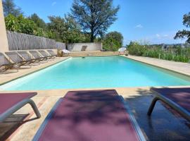 Mas provençal de charme au milieu des oliviers -Piscine-Clim, hotel di Boisseron