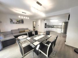 Dual Delights- Romantic Jacuzzi Suite and Spacious Family Apartment-Metro station 180m