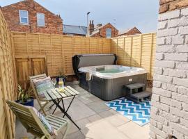 Seaside Escapes - with relaxing hot tub!, hotel met jacuzzi's in Scarborough