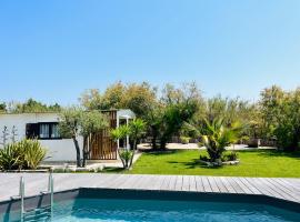 Cabane le Flamant avec jardin, piscine chauffée et parking, hotel with jacuzzis in Saintes-Maries-de-la-Mer