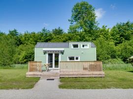 Green Tiny House with shared pool, nyaraló Zeewoldéban