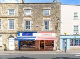 Light and Central Apartment above Knead Bakery, pet-friendly hotel in Tetbury