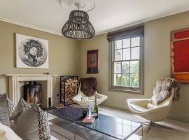 A beautiful Georgian town house in Painswick, hotel with parking in Painswick