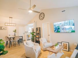 City Retreat - 4 Bedroom Oasis with King & Private Yard near Downtown、シャーロットのバケーションレンタル