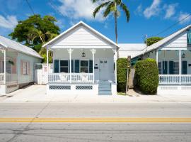 Crawl to Duval w/ Hot tub, villa in Key West