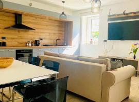 Modern Apartment with Fireplace & Stylish Kitchen, דירה בקנפנאר