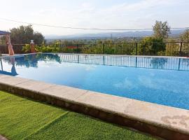 Forest Villa,good view,biggest pool 78 m2,summer resort,Heights,cute squirrel,in City of misic, hôtel à Llíria