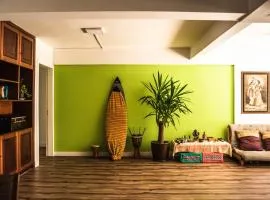 Belo apartamento compartilhado beira mar no centro de BC