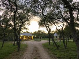 SpecialTies Cottage, family hotel in San Marcos