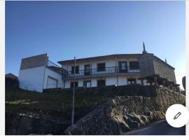 O Casa con vistas en Carnota، فندق مع موقف سيارات في Lira