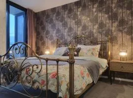 2BR@Luxury&Stylish Top Floor Apt,Pool,Parking,View