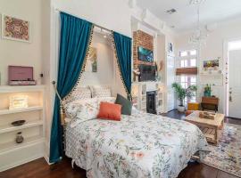 Historic Victorian Studio Near City Park NOMA Bayou St John, cabana o cottage a Nova Orleans