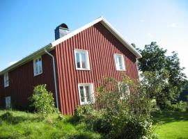 Großes Ferienhaus mit Schlafzimmern auf zwei Etagen verteilt, hotel with parking in Högsäter