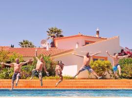 Villa Lagos Algarve for families & friends, 6 bedrooms, 7 bathrooms, pool, BBQ, central heating, hotel cu parcare din Pedra Alçada