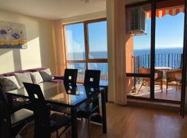 Sea view apartment in Sveti Vlas, hotell i Elenite