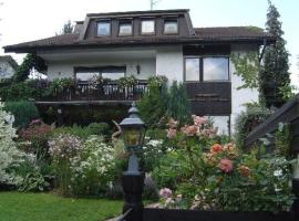 Großzügige Ferienwohnung für 5 Personen mit überdachter Terrasse und wundervollem Garten mit Koi-Teich in Waldnähe, pet-friendly hotel in Marktredwitz