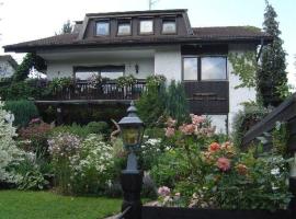 Großzügige Ferienwohnung für 5 Personen mit überdachter Terrasse und wundervollem Garten mit Koi-Teich in Waldnähe, hotel in Marktredwitz