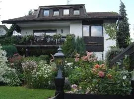 Großzügige Ferienwohnung für 5 Personen mit überdachter Terrasse und wundervollem Garten mit Koi-Teich in Waldnähe