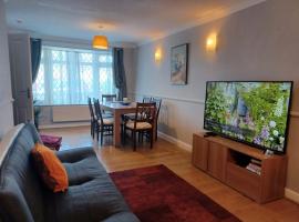 Melo House Grove-Huku Kwetu Spacious - Luton & Dunstable -4 Bedroom-L&D Hospital - Suitable & Affordable Group Accommodation - Business Travellers, ваканционно жилище в Houghton Regis