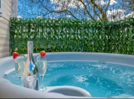 Tattershall Lakes Private Hot Tub Lodge - sleeps 6, hotelli kohteessa Lincoln