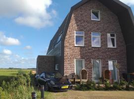 Oomes Huus - Sleep by H&auml;stens, Wake with Coffee, hotel vicino alla spiaggia a Den Hoorn
