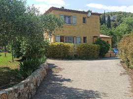 Maison familiale au calme, hotel en Carros