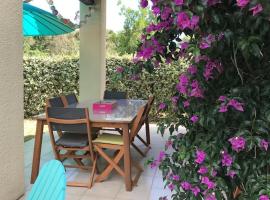 Villa dans résidence avec piscine, tennis et direct à la plage en Corse, hotel in Prunete