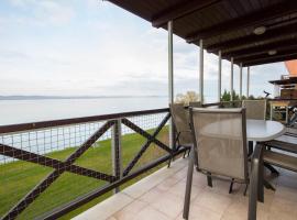 299 - Teljes panorámás közvetlen balatonparti exkluzív apartman, hotel in Balatonőszöd