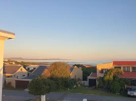 15 on Roux - Stunning 15 sleeper selfcatering holiday house, hotel in Franskraal