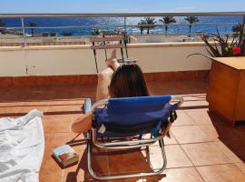 Apartamento Playa del Faro, hotelli, jossa on uima-allas kohteessa Garrucha