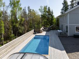 Spacious accommodation near Stockholm with heated pool, maison de vacances 
