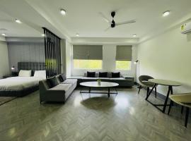 BedChambers LUXE Apartments - MG Road, hotel in Gurgaon