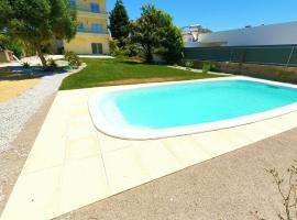 Caparica traditional V4 duplex apartment with pool Charneca da Caparica Lisboa, מקום אירוח ביתי בBarriga