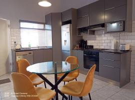 Waterstone Park Apartment, apartment in Lombardy East