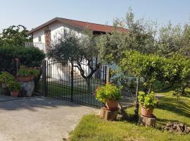 Villa con Biolago - Downstairs, hótel í Cappelle sul Tavo