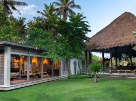 Beachfront Villa Pryaniki Tabanan: Tabanan şehrinde bir havuzlu otel
